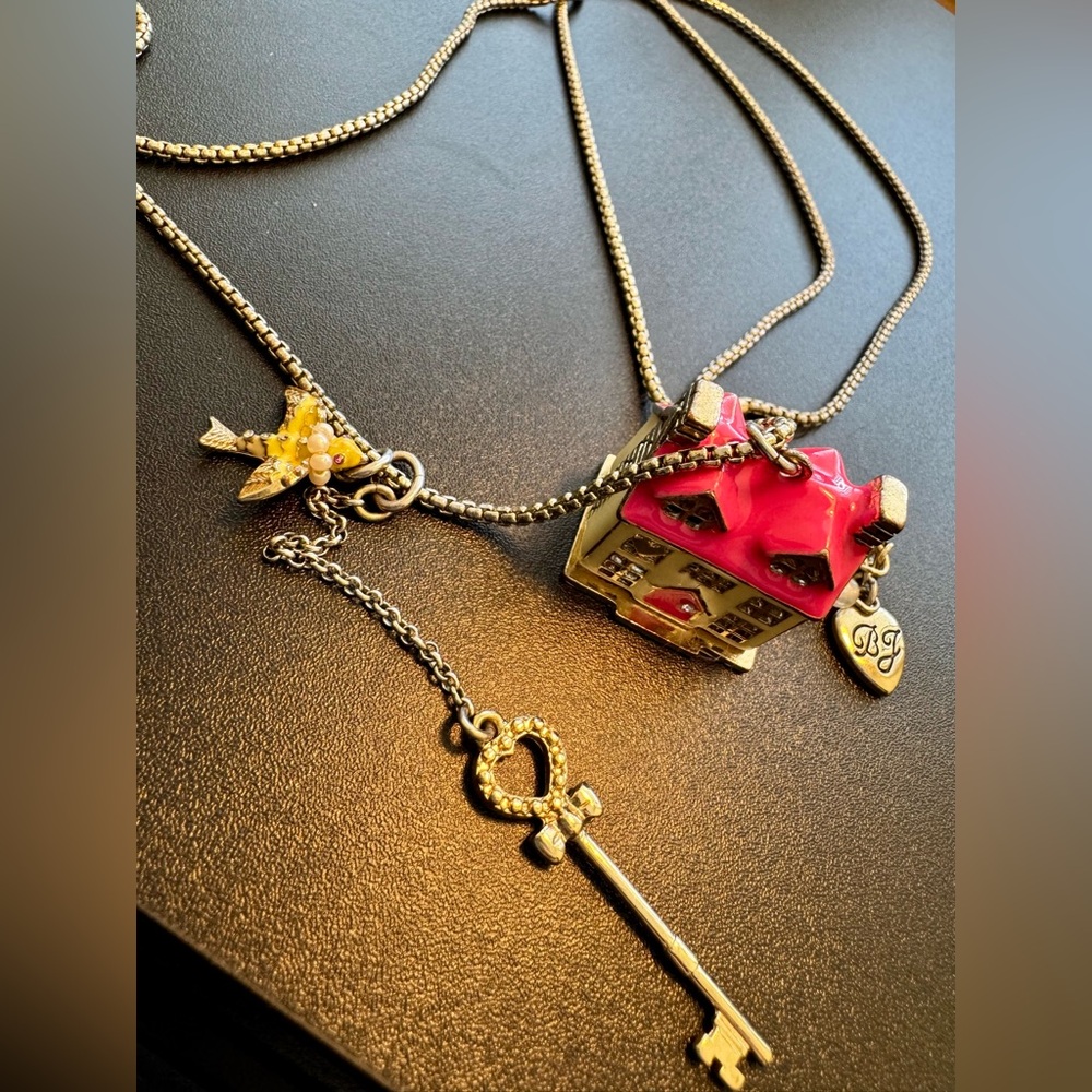 Betsey Johnson Long Pendant House Necklace Hinged to Reveal *VINTAGE, RARE FIND* - Picture 7 of 16